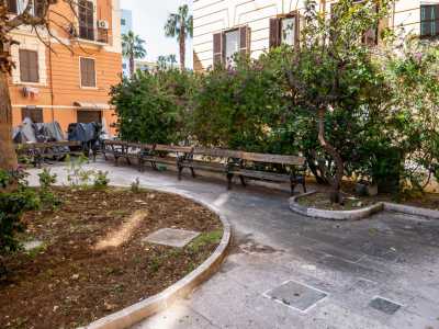 ...e verdi aiuole con attorno vecchie panchine